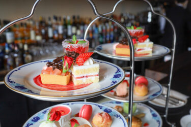 今日は薔薇のアフタヌーンティーセットです