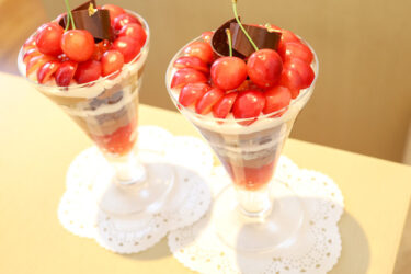 今日はさくらんぼパフェです