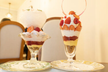 今日は苺パフェと桜パフェです