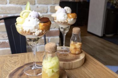 今日は桃のパフェとメロンのパフェです