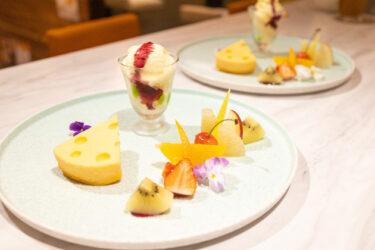 今日はまるでアニメのような自家製チーズケーキアイス添えです