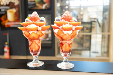 今日は4種のいちごパフェです