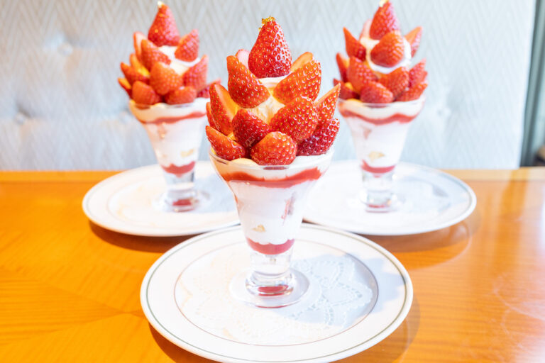今日はいちごパフェです