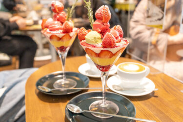 今日は季節のパフェ ～ あまおうとピスタチオ ～です