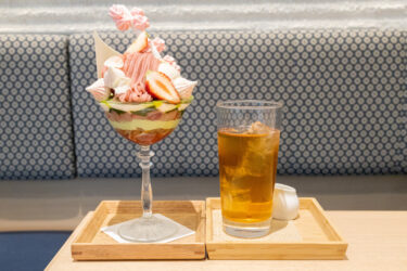 今日は春いちごの桜パフェです