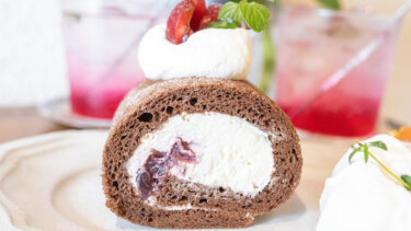 今日はチェリー入りココアロールケーキです