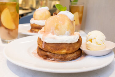 今日は岡山白桃とフロマージュブランのパンケーキはちみつバニラレモンソースです