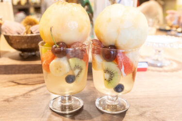 今日は桃丸ごとパフェです