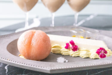 今日はまるごと桃と白のロングプリンです