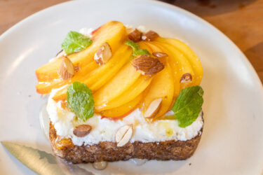 今日はネクタリンとリコッタチーズ、アーモンド、蜂蜜トーストです