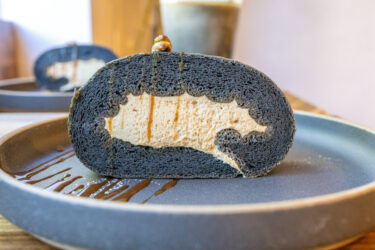 今日はエスプレッソキャラメルの竹炭ロールケーキです