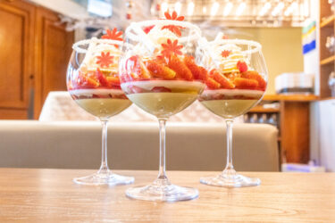 今日は大人の薔薇と苺のクリスマスパフェです