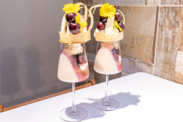 今日はダークチェリーとフランボワーズのパフェです