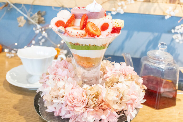 今日は春色な苺の象嵌と桜のモンブラン仕立てです