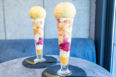 今日はまるごと桃パフェです