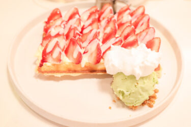 今日は苺とピスタチオのワッフルです