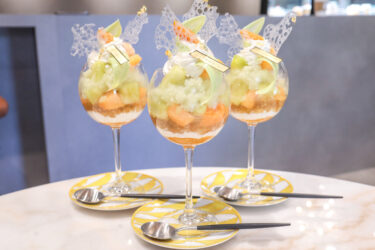 今日はメロンとアプリコットのパフェです