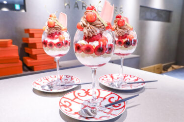 今日はチェリーとベリーのパフェです