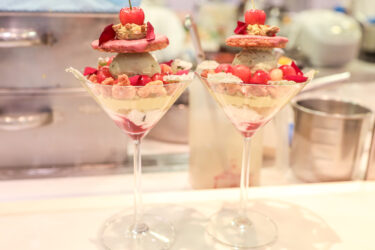 今日はさくらんぼとピスタチオのパフェです