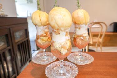 今日は桃のパフェです