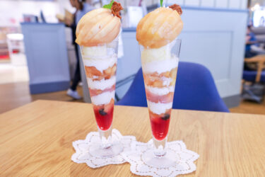 今日は白桃のパフェです