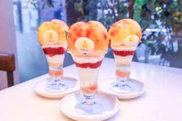 今日は国産桃のパフェです