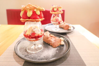 今日はいちごのパフェです